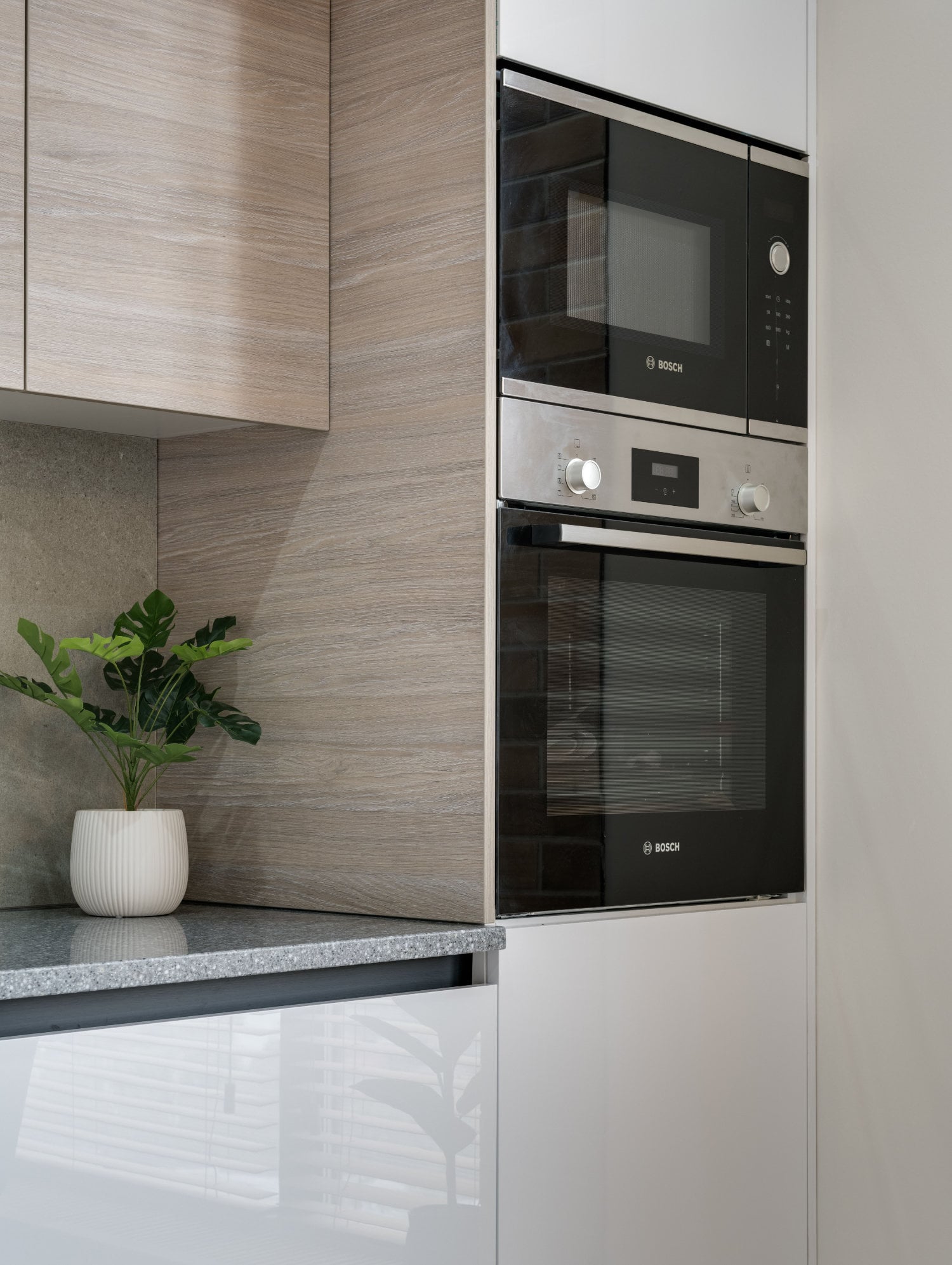 Cucina moderna con elettrodomestici connessi